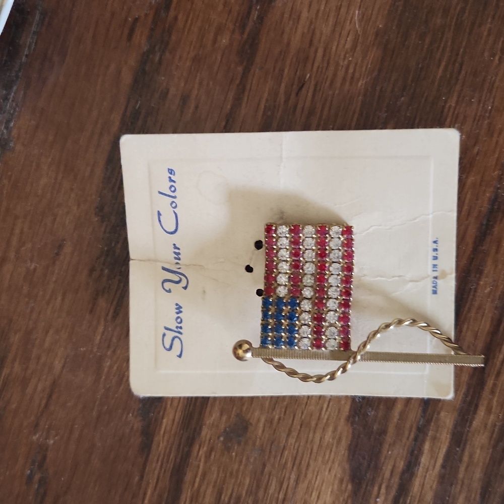 New Vintage rhinestone American flag pin